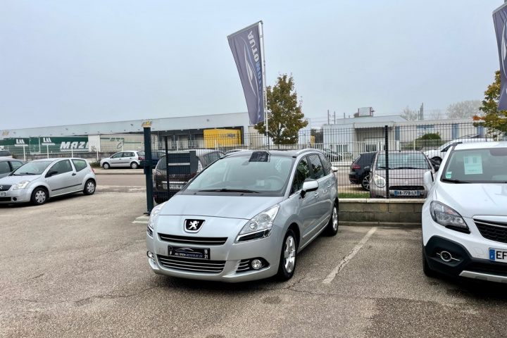 PEUGEOT 5008