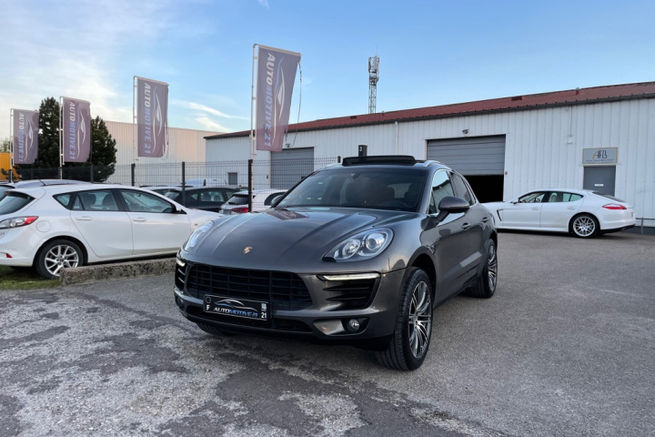 PORSCHE MACAN