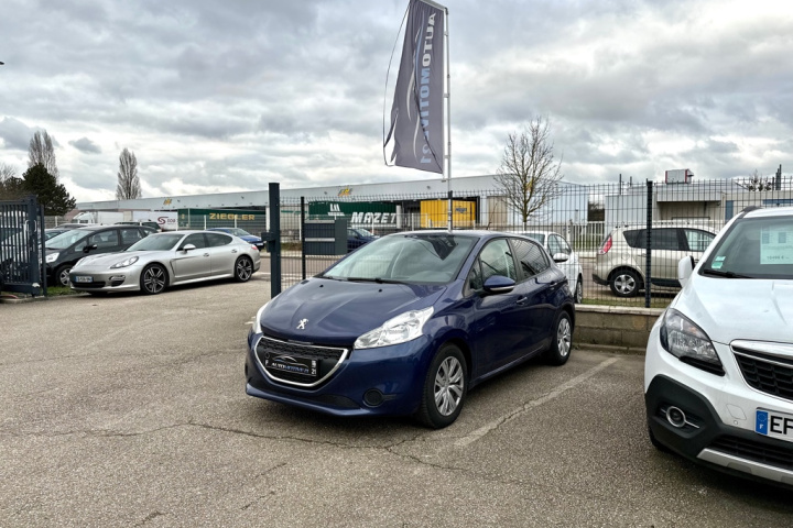 PEUGEOT 208